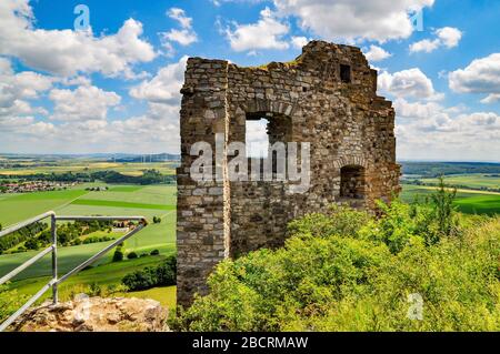 rovine di antico castello di cavaliere ladro desenberg a warburg, germania Foto Stock