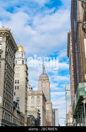 L'Empire state Building si trova tra i grattacieli di Midtown Manhattan alla Fifth Avenue a New York City NY USA il 2018 dicembre. Foto Stock