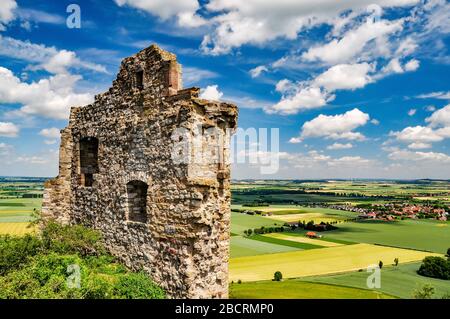 rovine di antico castello di cavaliere ladro desenberg a warburg, germania Foto Stock