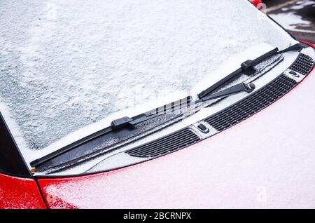 Neve ghiacciata in auto in inverno freddo mattina - Closeup di finestra coperta di neve Foto Stock