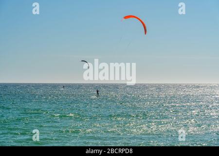 L'atleta pratica kate bordo surfing il mare sulle onde. Estate in Portogallo Algarve Foto Stock