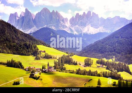 Vista sulla campagna della valle di Funes St. Magdalena o Santa Maddalena nel parco nazionale Puez Odle o Geisler. Dolomiti, Alto Adige. Località Bolz Foto Stock