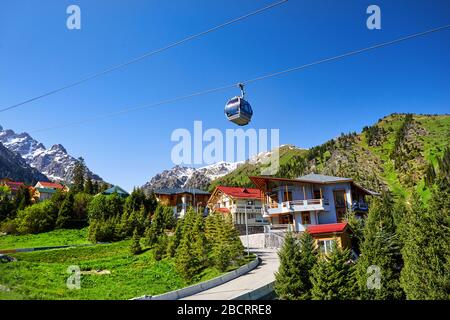 Funivia e cottage in mountain ski resort Chimbylak ad Almaty in Kazakistan Foto Stock