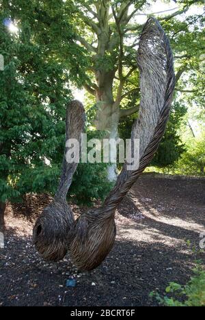 Semi di elicottero Sycamore Tree Sculpture Kew Royal Botanic Gardens, Ardingly, Haywards Heath, Sussex, RH17 6TN Foto Stock