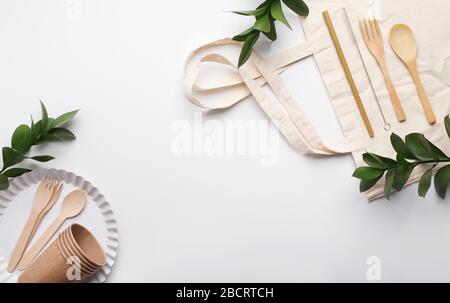 Utensili monouso ecologici naturali su borsa di lino Foto Stock