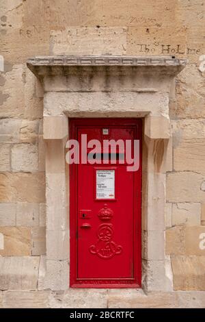 Il re Edoardo VII Postbox si trova in un muro di pietra arenaria. Ornato con graffiti antichi incisi nella morbida pietra. Foto Stock