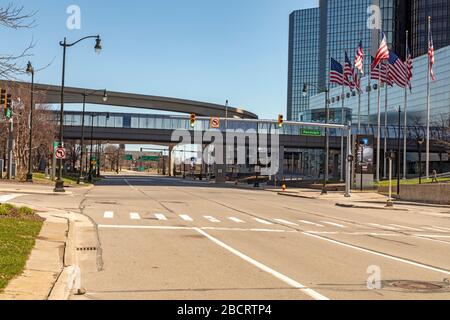 Detroit, Michigan - a causa della crisi del coronavirus, il centro di Detroit di fronte alla sede generale della General Motors è quasi abbandonato in un giorno feriale di ornin Foto Stock