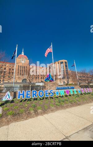 Detroit, Michigan - 'Heroes Work Here', un segno di fronte all'Ascension St. John Hospital, onora il personale medico che lavora attraverso il coronavirus crisi Foto Stock