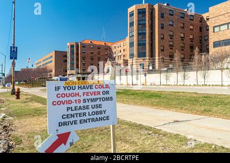 Detroit, Michigan - un segno di fronte all'Ascensione St. John Hospital dirige i pazienti con sintomi di Covid-19 ad un ingresso separato. Foto Stock