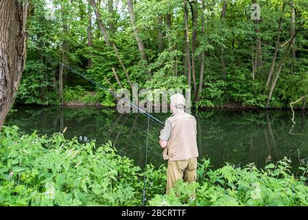 trote da pesca al fiume diemel, germania Foto Stock