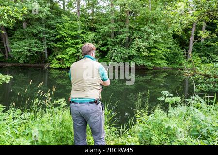 trote da pesca al fiume diemel, germania Foto Stock