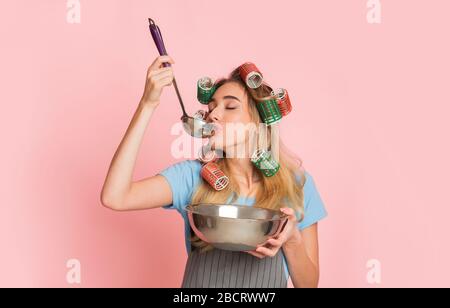 Cucina deliziosa cena. Divertente casalinga degustazione di cibo Foto Stock