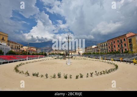 La piazza di una città medievale in Abruzzo Foto Stock