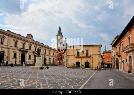 La piazza di una città medievale in Abruzzo Foto Stock