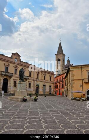 La piazza di una città medievale in Abruzzo Foto Stock