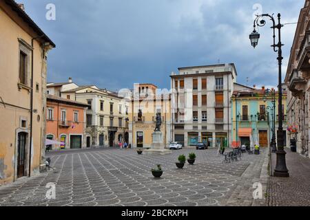 La piazza di una città medievale in Abruzzo Foto Stock