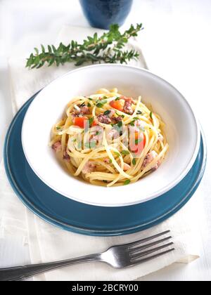 Trendette con polpo condito con olio d'oliva, pomodoro fresco, prezzemolo, aglio e foglie di mirto Foto Stock