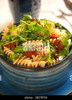 Tortiglioni di grano tenero freddo con insalata di rucola, pomodori Pachino secchi e olio extra vergine d'oliva italiano, Italia, Europa Foto Stock