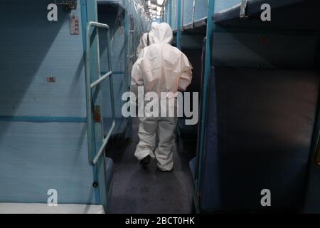 Calcutta, India. 05th Apr, 2020. Un lavoratore in dispositivi di protezione spruzza disinfettante all'interno di una carrozza ferroviaria convertita in un reparto di isolamento per i pazienti COVID-19 durante il blocco a livello nazionale in seguito all'allarme pandemico del coronavirus, a Howrah vicino a Calcutta, India il 5 aprile 2020. Il primo ministro indiano modi ha dichiarato un blocco a livello nazionale di 21 giorni in tutta l'India, a partire dal 24 marzo 2020 per arginare la diffusa malattia di COVID-19. (Foto di Dipa Chakraborty/Pacific Press/Sipa USA) Credit: Sipa USA/Alamy Live News Foto Stock