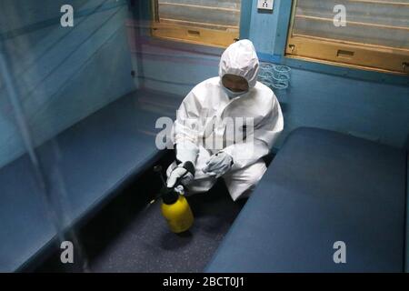 Calcutta, India. 05th Apr, 2020. Un lavoratore in dispositivi di protezione spruzza disinfettante all'interno di una carrozza ferroviaria convertita in un reparto di isolamento per i pazienti COVID-19 durante il blocco a livello nazionale in seguito all'allarme pandemico del coronavirus, a Howrah vicino a Calcutta, India il 5 aprile 2020. Il primo ministro indiano modi ha dichiarato un blocco a livello nazionale di 21 giorni in tutta l'India, a partire dal 24 marzo 2020 per arginare la diffusa malattia di COVID-19. (Foto di Dipa Chakraborty/Pacific Press/Sipa USA) Credit: Sipa USA/Alamy Live News Foto Stock