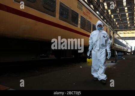 Calcutta, India. 05th Apr, 2020. Un lavoratore in dispositivi di protezione spruzza disinfettante all'interno di una carrozza ferroviaria convertita in un reparto di isolamento per i pazienti COVID-19 durante il blocco a livello nazionale in seguito all'allarme pandemico del coronavirus, a Howrah vicino a Calcutta, India il 5 aprile 2020. Il primo ministro indiano modi ha dichiarato un blocco a livello nazionale di 21 giorni in tutta l'India, a partire dal 24 marzo 2020 per arginare la diffusa malattia di COVID-19. (Foto di Dipa Chakraborty/Pacific Press/Sipa USA) Credit: Sipa USA/Alamy Live News Foto Stock