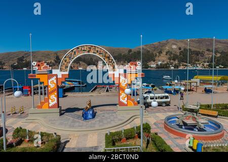 San Pabblo de Tiquina, porto dei traghetti per San Pedro de Tiquina, Tiquina, Dipartimento la Paz, Bolivia Foto Stock