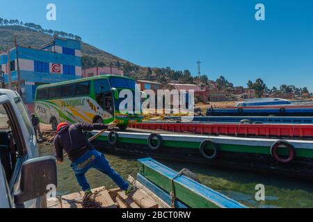 San Pabblo de Tiquina, porto dei traghetti per San Pedro de Tiquina, Tiquina, Dipartimento la Paz, Bolivia Foto Stock