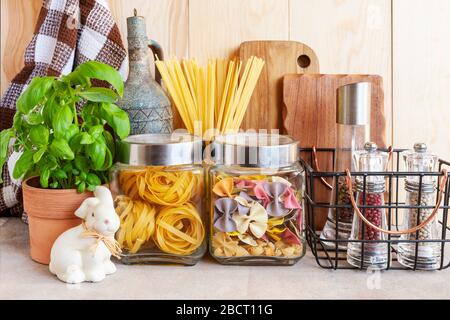 Vasi di cereali, utensili da cucina e piante domestiche. Ambiente sano, cucina confortevole, concetto di stile di vita sostenibile. Foto Stock