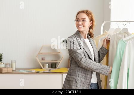 Felice ragazza Millennial Shopping acquistare vestiti nuovi in negozio Foto Stock