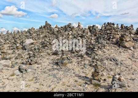 Piramide turistica equilibrata pila di pietre alla tundra estiva. Direzione Teriberka, Penisola di Kola Foto Stock