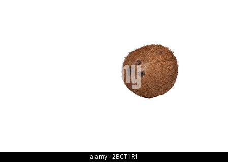 Noci di cocco intere isolate su sfondo bianco Foto Stock