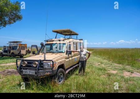 Esploratore Kenya Safaris Toyota Landcruiser e autista a un pranzo al sacco nel Triangolo Mara, Masai Mara National Reserve, Kenya, Africa Foto Stock