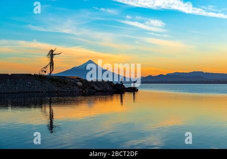 Alba lungo il lago di Llanquihue con il vulcano Osorno. Vista da Puerto Varas vicino a Puerto Montt, Cile. Foto Stock