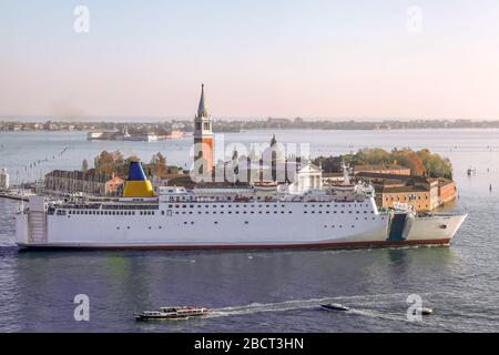 Isola di San Giorgo contro nave gigante a Venezia Foto Stock