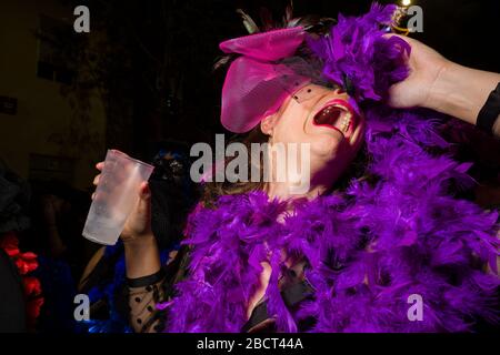 Donna, vestita di abiti lutto e piangente, che si sfilava per le strade durante la processione funeraria sepoltura della Sardina Foto Stock