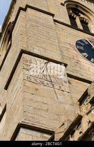 Meridiana sulla torre della chiesa del villaggio di San Sebastiano, grande Gonerby, Grantham, Lincolnshire, Inghilterra Foto Stock