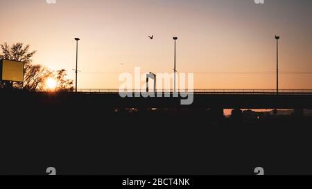 Bridge ombra scuro silhouette durante il tramonto Foto Stock