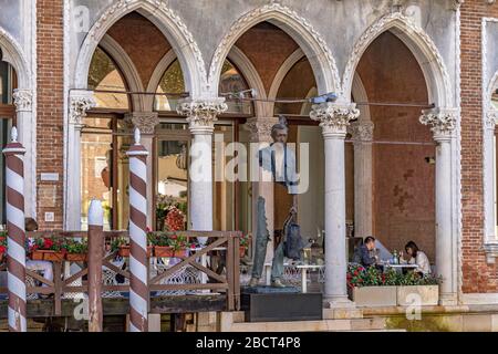 Bleu de Chine dell'artista Bruno Catalano sulla terrazza del Sina Centurion Palace Hotel che si affaccia sul Canal Grande, Venezia, Italia Foto Stock