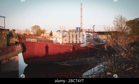 Zagabria Sava vecchio fiume, abbandonato e abbandonato, arrugginito navi, ancorato sulla riva sud del fiume, vicino impianto di riscaldamento. Foto Stock