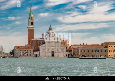 Situato su un'isola di San Giorgio maggiore, è una chiesa benedettina del XVI secolo a Venezia, il campanile offre una splendida vista su Venezia e sulla zona circostante Foto Stock