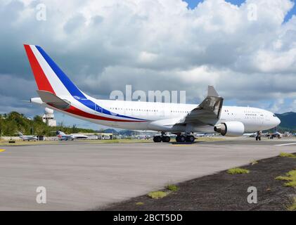 France Air Force Airbus A330 prima della partenza per Parigi. Aereo presidenziale utilizzato per il trasporto ufficiale del governo francese. (St Maarten). Foto Stock