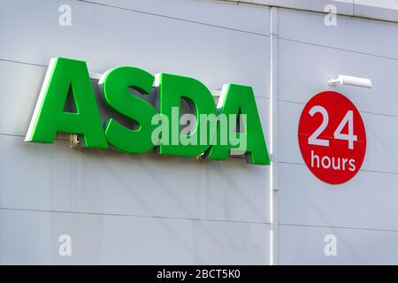 Logo Asda supermarket con cartello per 24 ore di apertura, Prestwick, UK Foto Stock