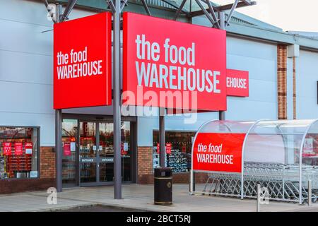 Ingresso al supermercato, il magazzino alimentare che mostra l'ingresso e il logo aziendale sulla segnaletica e il parcheggio dei tram, Irvine Foto Stock