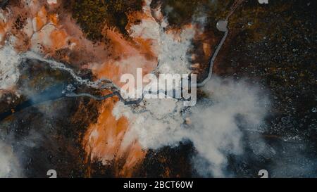 Vista aerea del campo geotermico Seltun a Krysuvik, Islanda.Vulcano geotermica attività vulcanica drone video - Islanda paesaggio natura che mostra vulcani Foto Stock