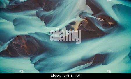 Fotografia di un drone di un sistema fluviale glaciale nel sud dell'Islanda. Foto Stock