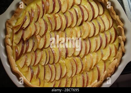 torta di mele dolci quiche in dettaglio con fette di mela in filari netti, ricoperte da un sottile strato di crema pasticcera Foto Stock