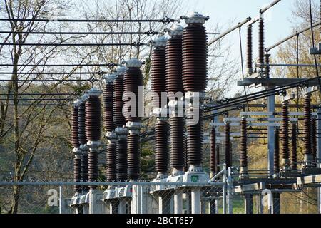 Centrale elettrica regionale che fornisce elettricità alle famiglie e alle imprese di alcuni distretti. Dettaglio, primo piano o primo piano di bobine e fili Foto Stock