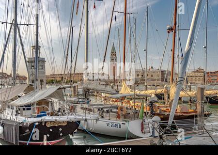 Yacht ormeggiate a San Giorgio maggiore Yacht Harbour ,Venezia,,Italia Foto Stock