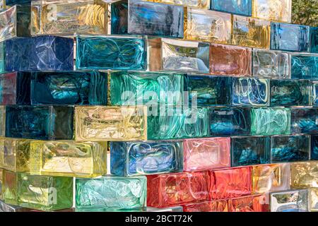 Parete curva di blocchi di vetro colorati creata da Pae White di nome Qwalala sull'isola di San Giorgio maggiore, Venezia, Italia Foto Stock