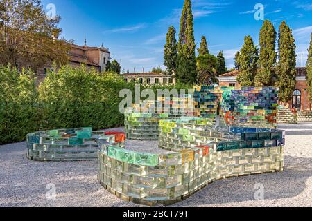 Parete curva di blocchi di vetro colorati creata da Pae White di nome Qwalala sull'isola di San Giorgio maggiore, Venezia, Italia Foto Stock